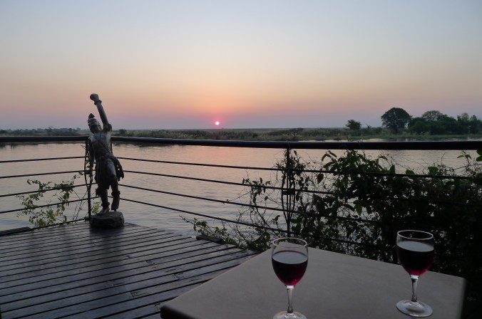 Sundowner with Fanny on the banks of the Zambezi... raaaah!