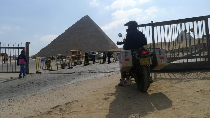 Dash in and ride around the pyramids .. or not? decisions decisions