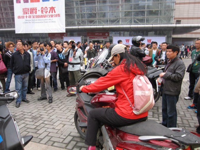 Heaven forbid I am becoming politically correct... but what is this bimbo doing on a motorcycle. Pointy end forward, pet