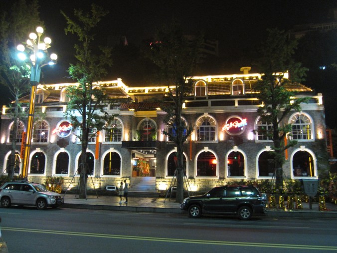 Harley Davidson is very popular in China and there are many people who can afford them and drink in their club, but not for the light of pocket. The bikes and a drink in their club (above). Unfortunately, far too expensive for Fanny and I. 