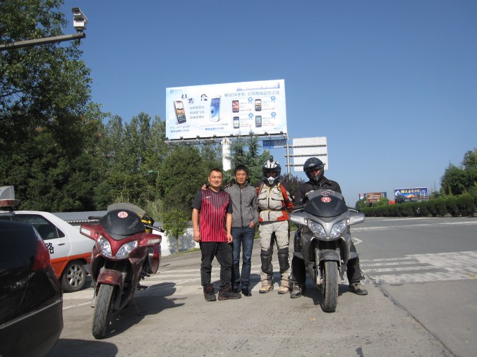 saying goodbye to the Yichang BMW club guys who guided us onto the highway to continue our journey eastwards.