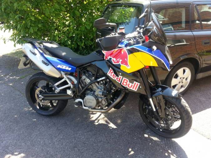 However, Fanny decided I should buy this KTM 990 SMT in Red Bull colours which I found on ebay and managed to buy on the spot after successfully negotiating down the price. This bike shares the same DNA (LC 8 engine, WP suspension, ) as my KTM 990 Adventure R. The difference being KTM have customed it to roads and unlike the standard Supermoto, for long distances.